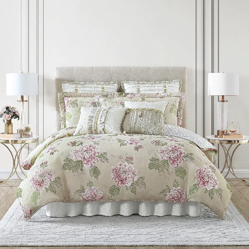 Silk - filled comforters for a luxurious and smooth touchCroscill Everly Queen Comforter 4-piece Set 92"x96"- Beige Silk - filled comforters for a luxurious and smooth touchCroscill Everly Queen Comforter 4-piece Set 92"x96"- Beige