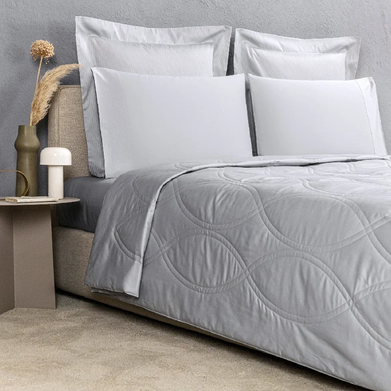 Silk - filled comforters for a luxurious and smooth touchFrette Movement Light Quilt Silk - filled comforters for a luxurious and smooth touchFrette Movement Light Quilt