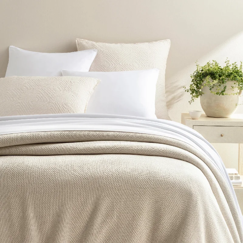 Acrylic blankets for a soft and affordable alternativeHerringbone White/Ivory Blanket Acrylic blankets for a soft and affordable alternativeHerringbone White/Ivory Blanket