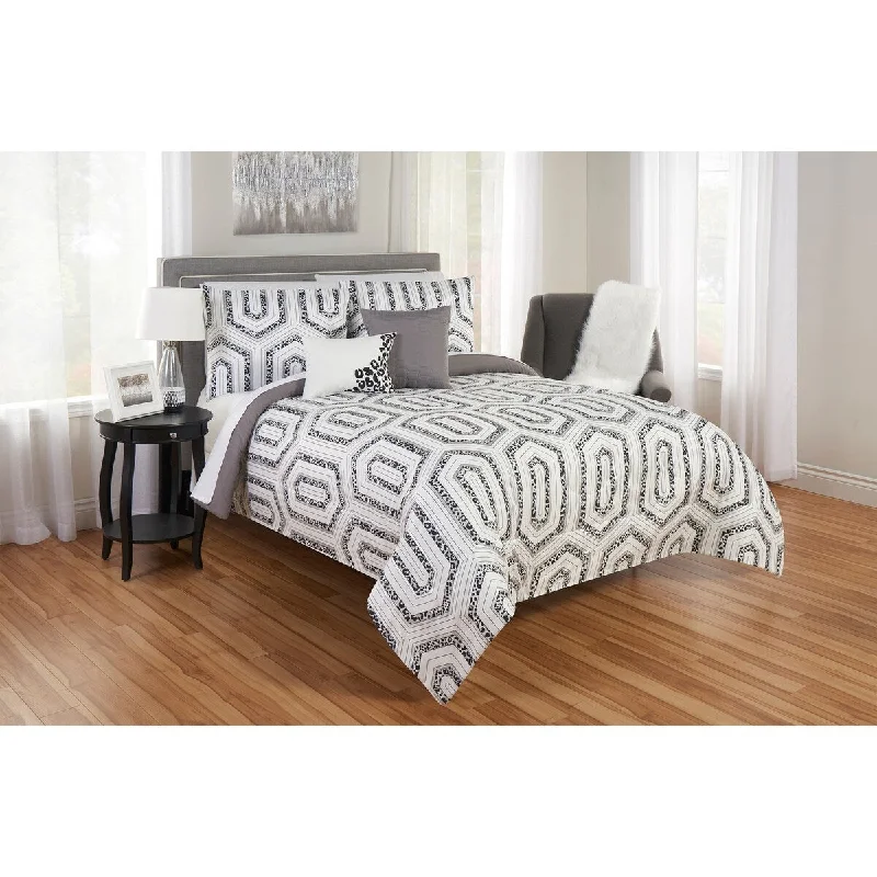 Duck down comforters with a softer feel and good warmth retentionLeopard Maze Print Reversible comforter set Duck down comforters with a softer feel and good warmth retentionLeopard Maze Print Reversible comforter set