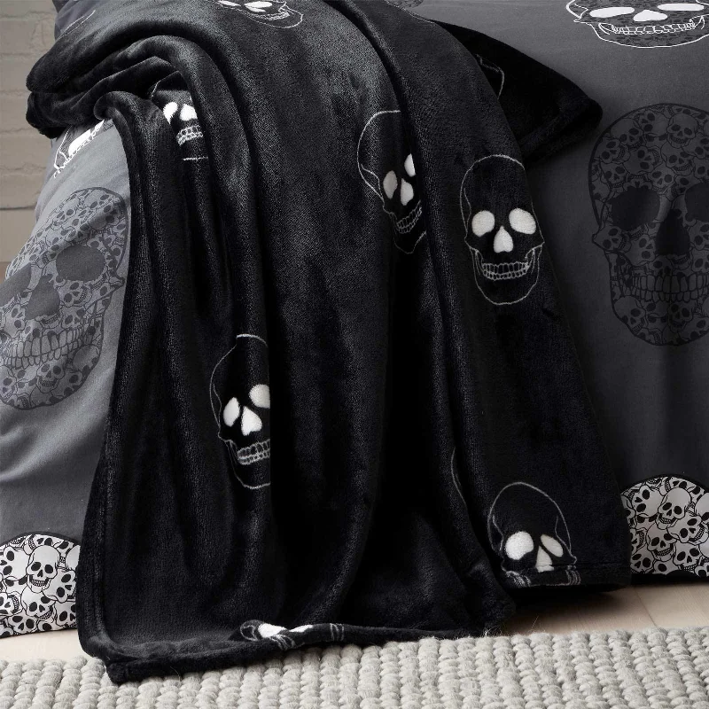 Chenille blankets with a thick and fuzzy textureSkulls Fleece Throw