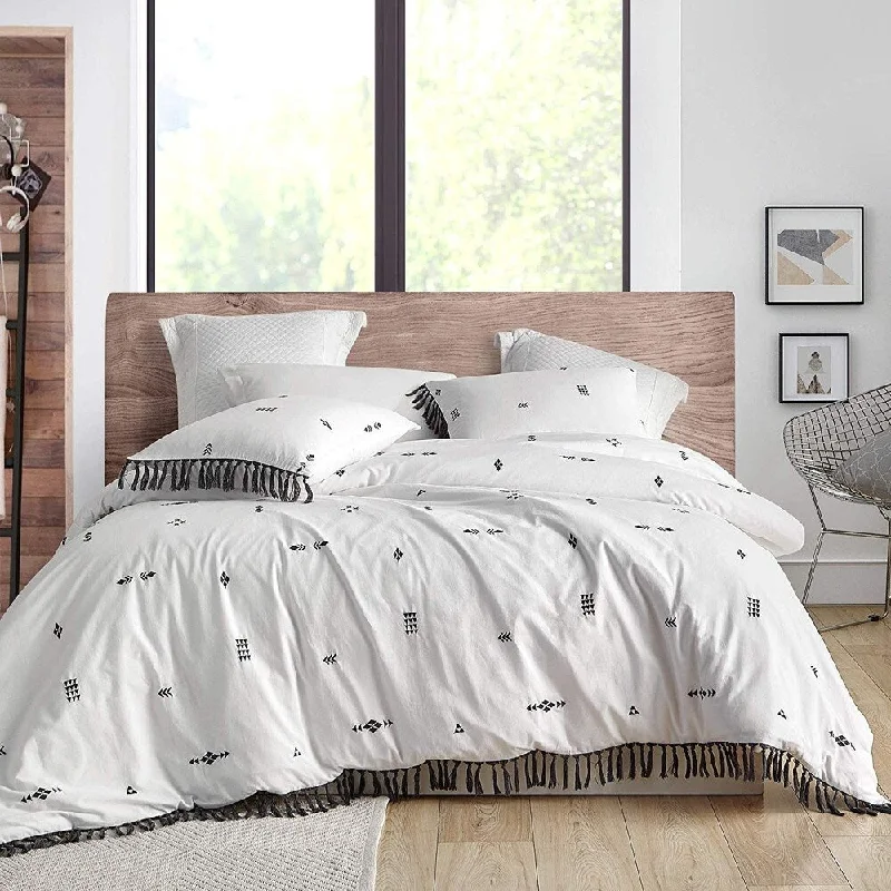 Silk - filled comforters for a luxurious and smooth touchTopaz Textured Oversized Comforter - White with Dark Gray Accent Silk - filled comforters for a luxurious and smooth touchTopaz Textured Oversized Comforter - White with Dark Gray Accent
