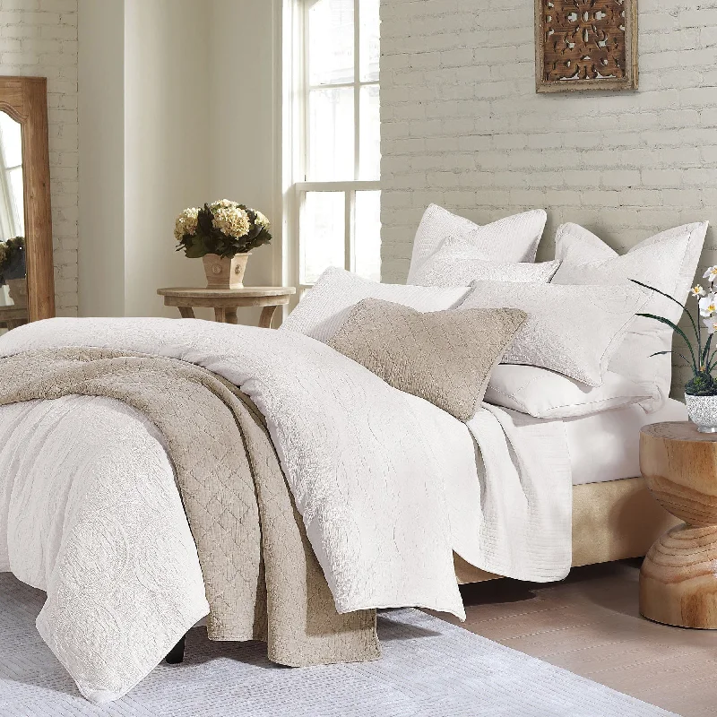 Down - filled comforters for supreme warmth and lightnessVerona Matelassé Bedding Set Down - filled comforters for supreme warmth and lightnessVerona Matelassé Bedding Set